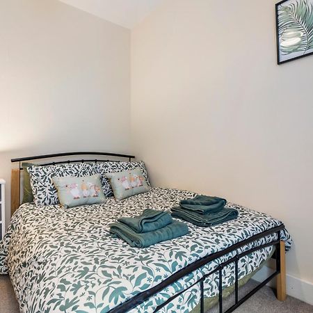 Modern 3 Bedroom Apartment In Wimbeldon Park London Exteriör bild