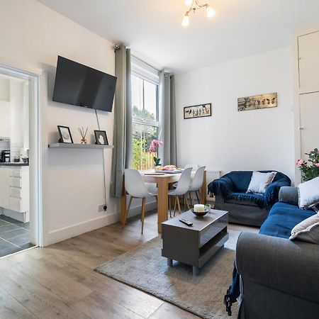 Modern 3 Bedroom Apartment In Wimbeldon Park London Exteriör bild