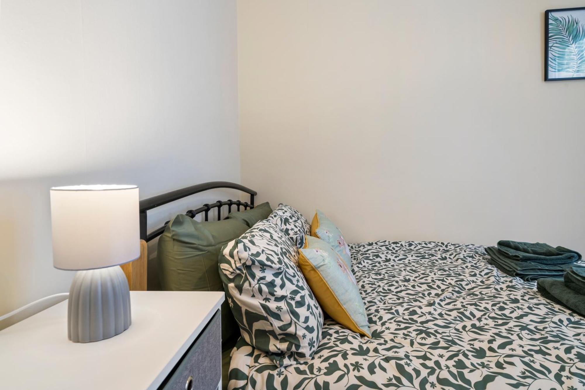 Modern 3 Bedroom Apartment In Wimbeldon Park London Exteriör bild