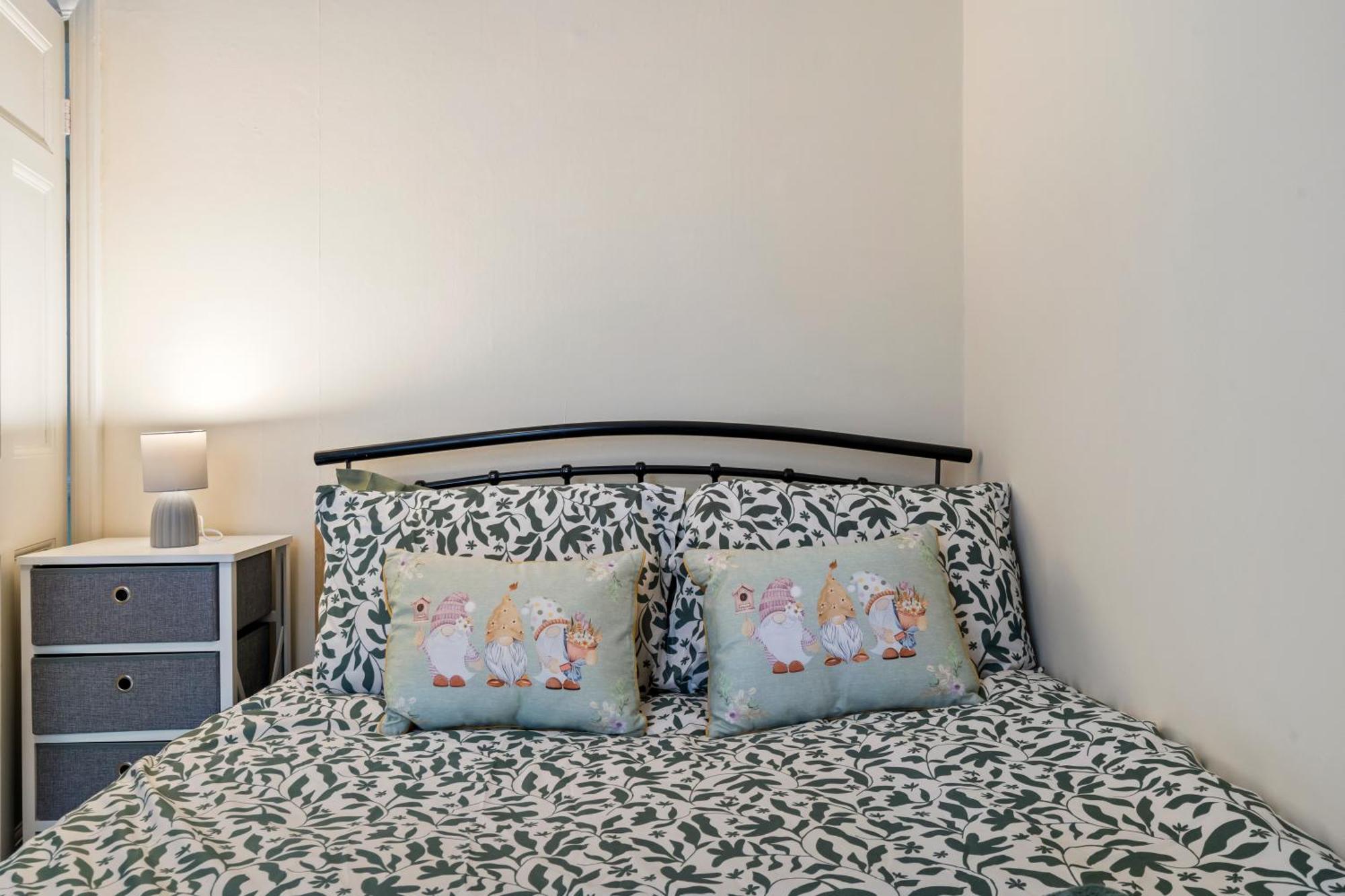 Modern 3 Bedroom Apartment In Wimbeldon Park London Exteriör bild