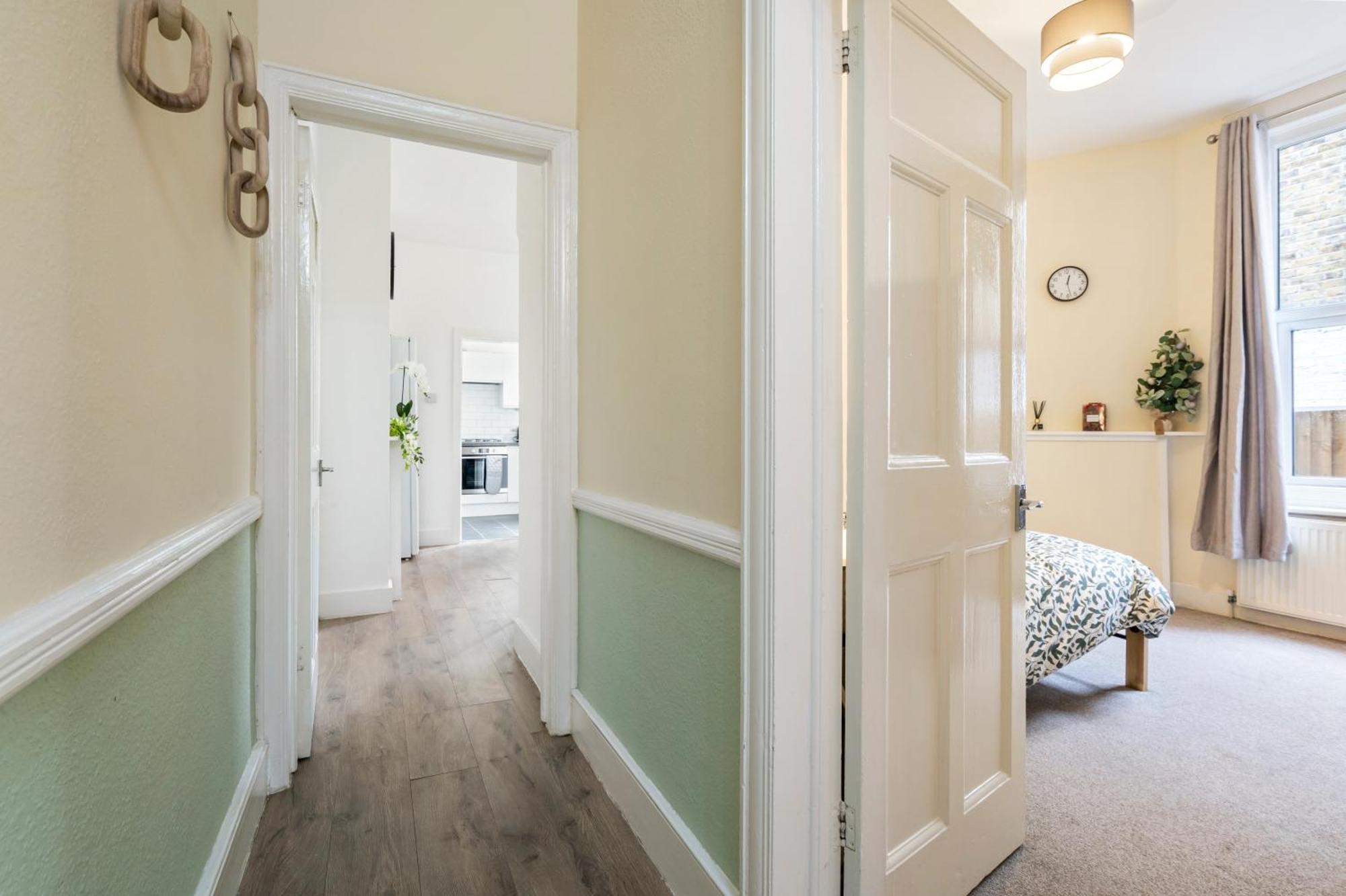 Modern 3 Bedroom Apartment In Wimbeldon Park London Exteriör bild