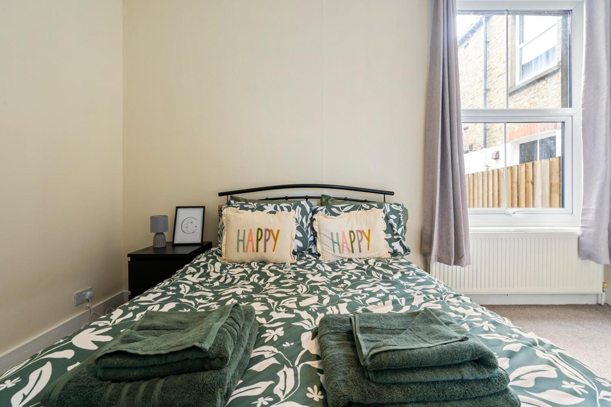 Modern 3 Bedroom Apartment In Wimbeldon Park London Exteriör bild