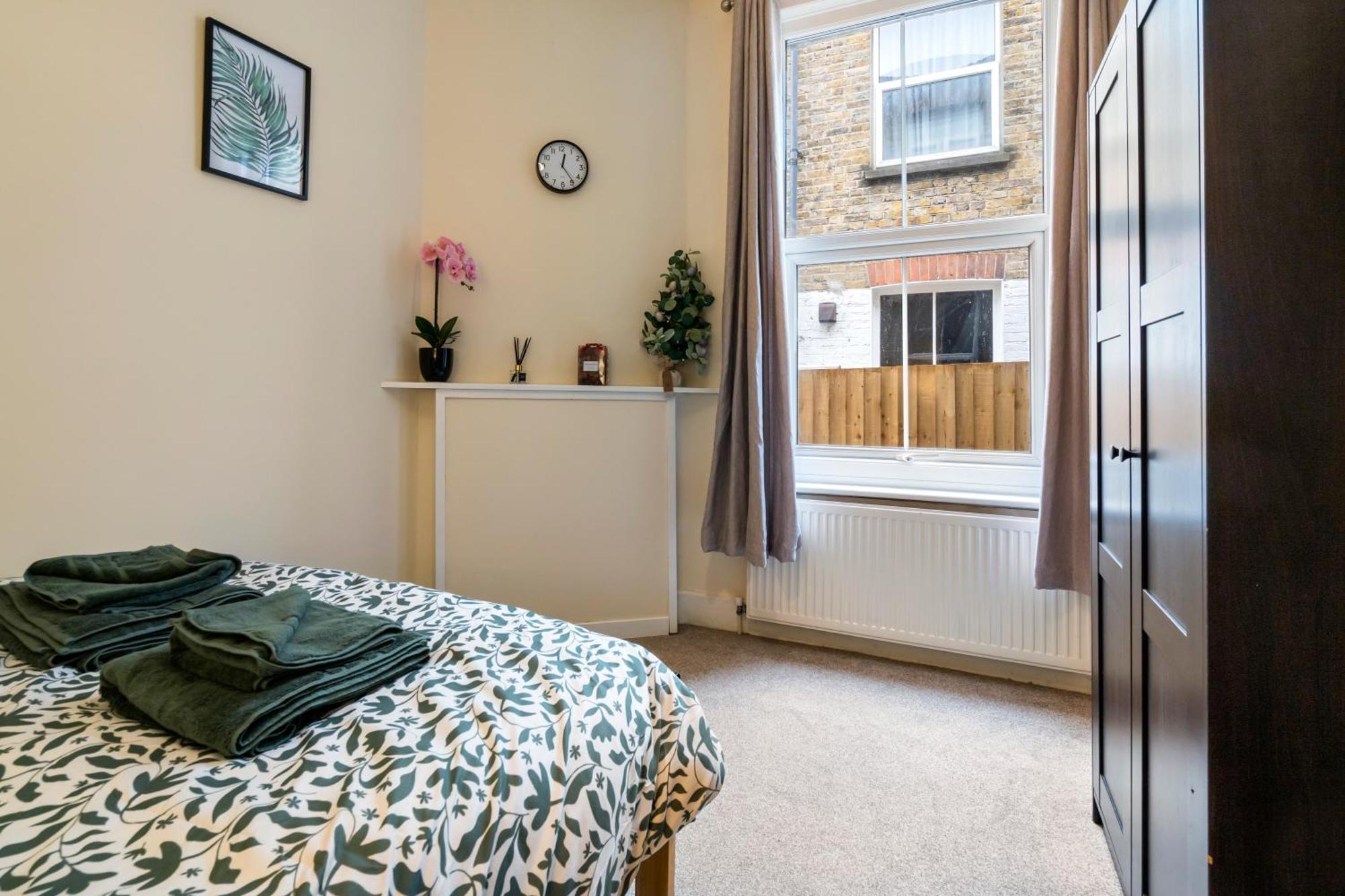 Modern 3 Bedroom Apartment In Wimbeldon Park London Exteriör bild