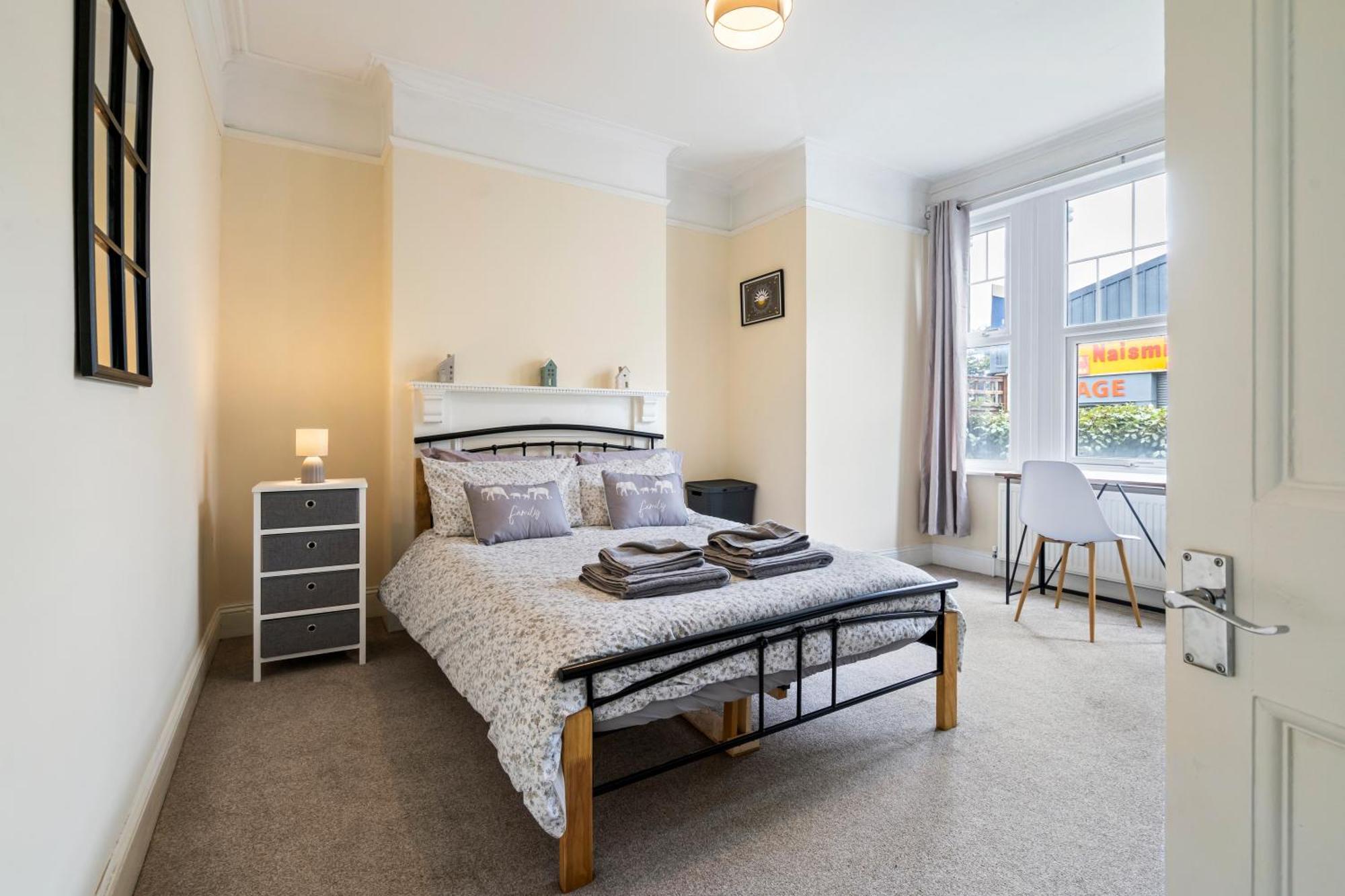 Modern 3 Bedroom Apartment In Wimbeldon Park London Exteriör bild