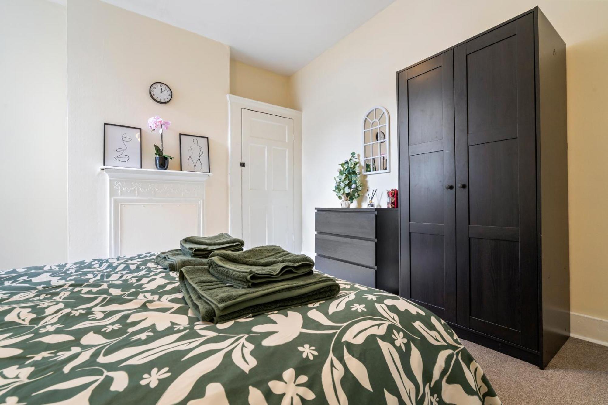Modern 3 Bedroom Apartment In Wimbeldon Park London Exteriör bild
