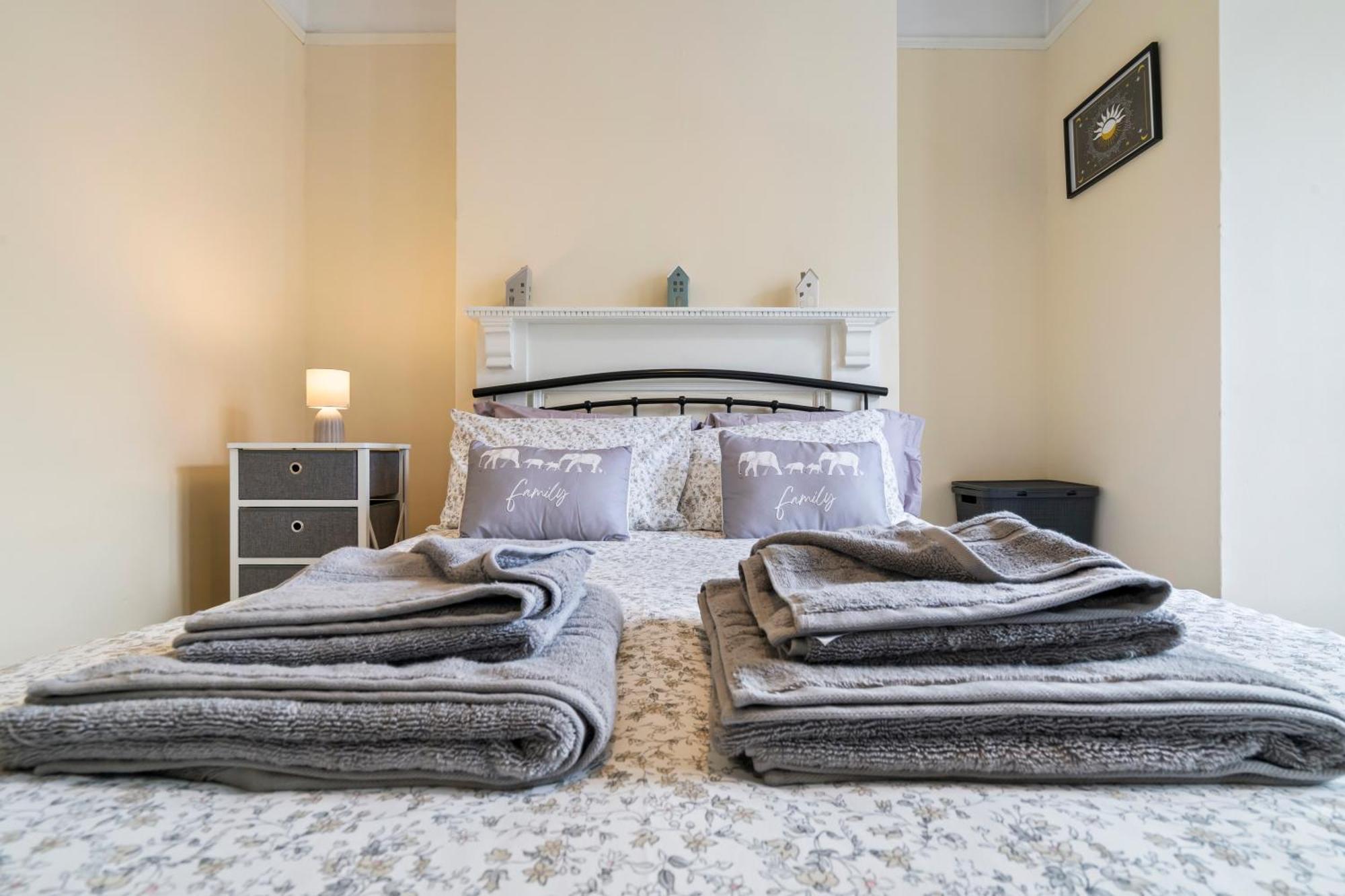 Modern 3 Bedroom Apartment In Wimbeldon Park London Exteriör bild